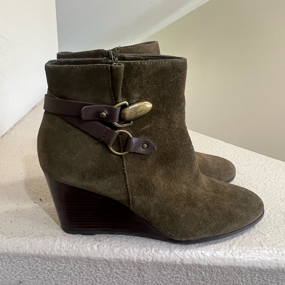 Tahari "Sharon" Olive Green Leather Upper‎ Zip Wedge Ankle Boots Booties Size 10